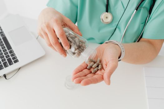 Profesionales de salud en consulta en clínica de medicina integrada