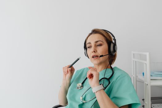 Consulta médica remota en un hogar moderno