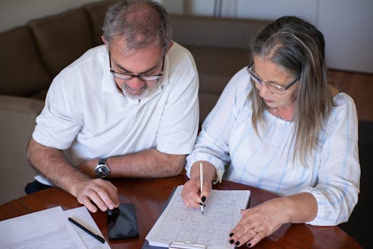 Mujer consultando su teléfono sobre seguros de salud familiares