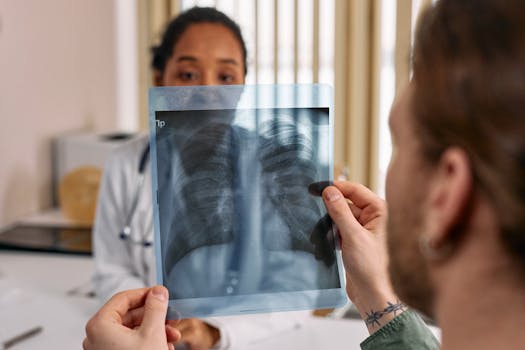 Equipo médico revisando resultados de pruebas de fibrosis quística