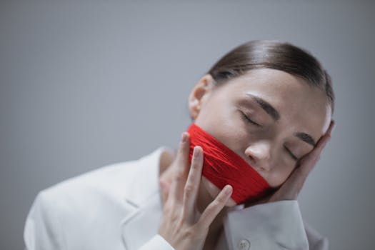Médico revisando un diagnóstico de pensamientos suicidas en un paciente