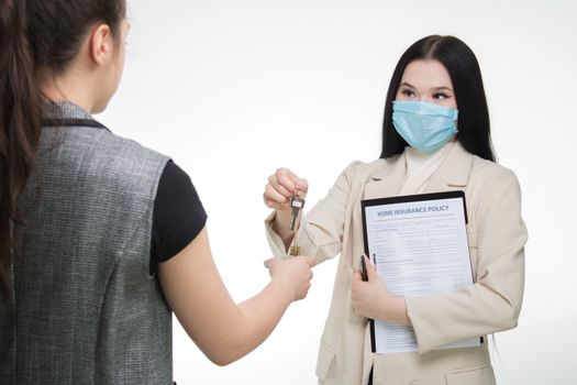 Cliente recibiendo asesoría personalizada de GENERALI en seguros