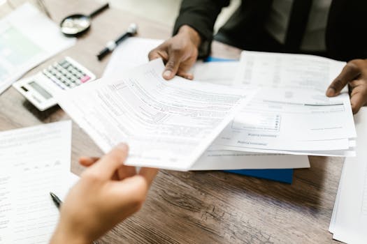 Persona consultando en línea sobre condiciones generales de seguros