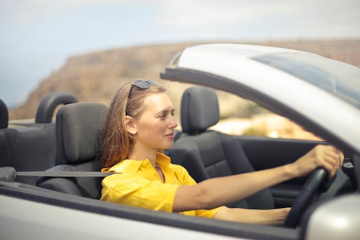 Coche deportivo en la carretera, asegurado con un seguro online.