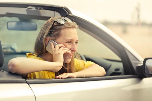 Persona calculando costos de Seguro de Coche ABANCA
