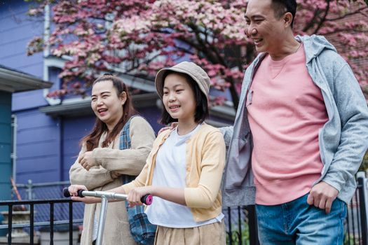 Familia planificando futuro con seguro de vida