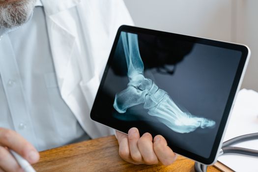 Paciente usando un smartphone para consultas de telemedicina