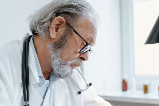 Médicos especialistas revisando pacientes en Punto Clínico