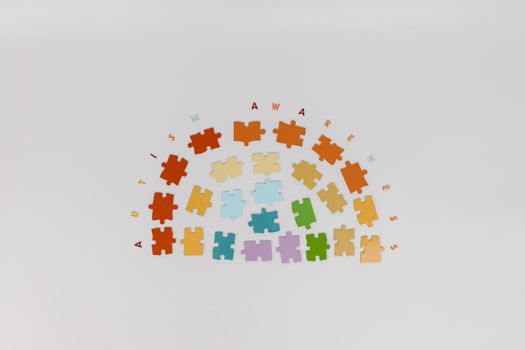 Niña participando en una sesión de terapia grupal para el trastorno del espectro autista