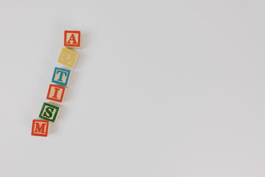 Médico explicando el diagnóstico del trastorno del espectro autista a padres