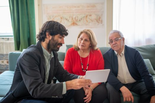 Familia feliz disfrutando de la tranquilidad con seguros GENERALI