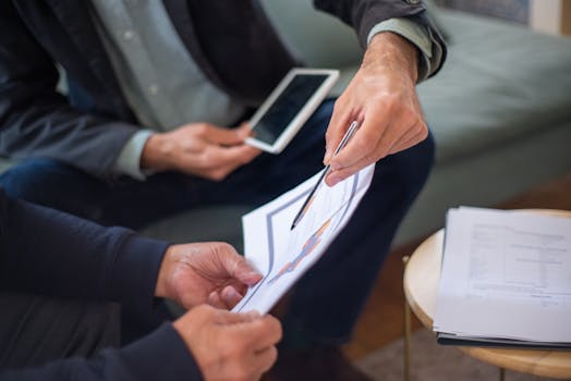 Cliente satisfecho revisando su póliza de seguros GENERALI