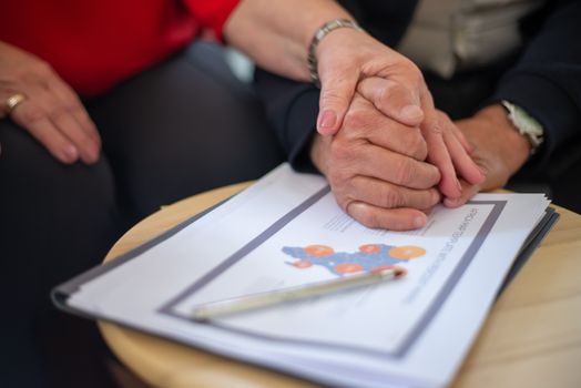 Asesor de seguros explicando beneficios de GENERALI a un cliente