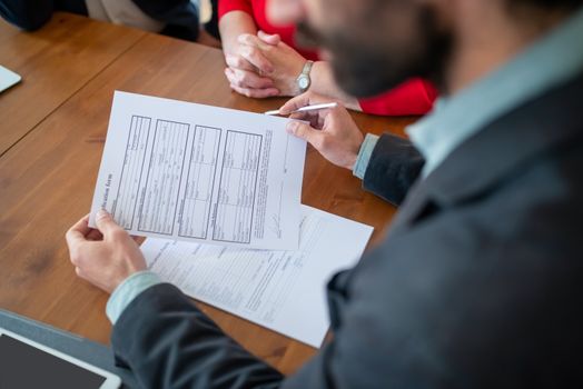 Persona expatriada consultando a un agente de seguros