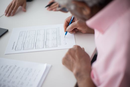 Persona revisando pólizas de seguro para particulares en su computadora