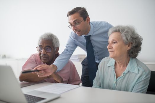 Grupo de personas discutiendo el nuevo seguro de salud de ABANCA