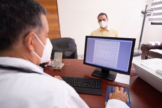 Pacientes en sala de espera de un centro de cardiología