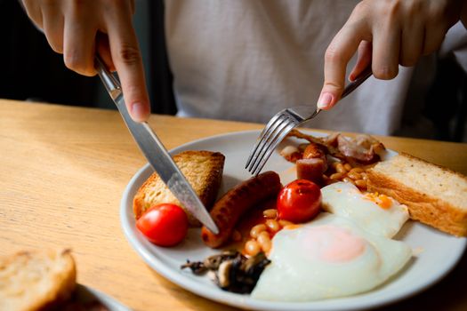 Alimentos variados en un plato, simbolizando la diversidad en el tratamiento