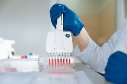 Médico discutiendo casos de éxito de terapia con células madre