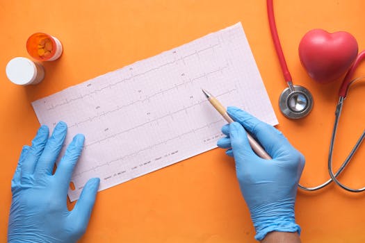 Médico revisando una historia clínica en México.