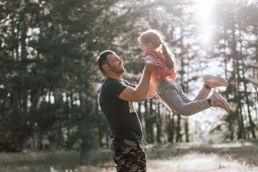 Familia feliz revisando opciones de seguro de vida