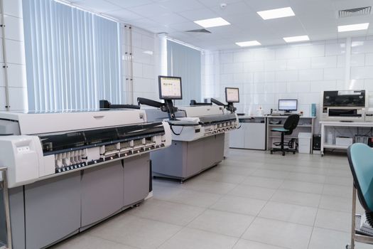 Equipo médico avanzado en clínica de diagnóstico